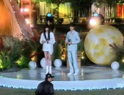 关晓彤录制五四晚会 齐刘海造型超美