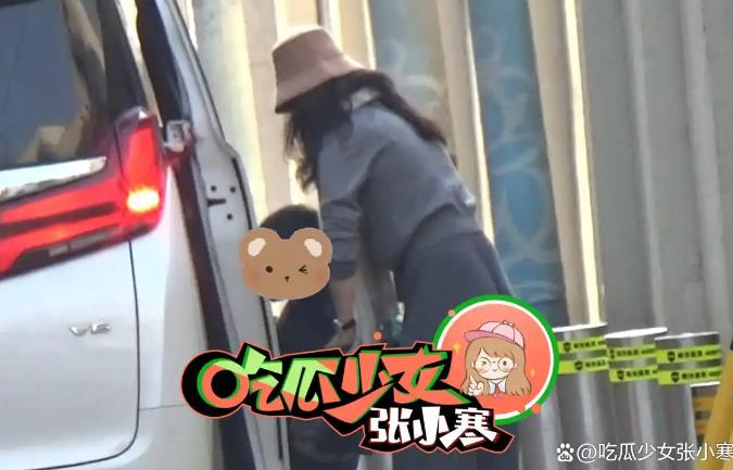 章子怡低调接儿子放学