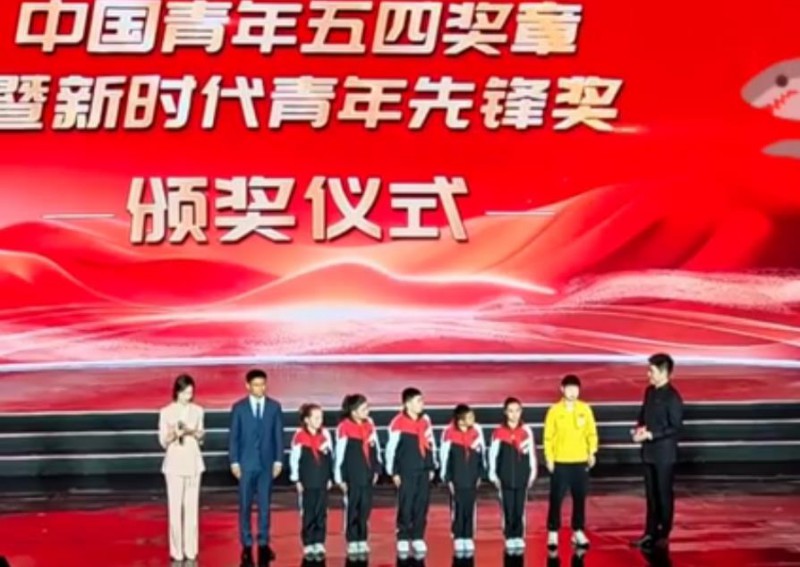 孙颖莎当颁奖嘉宾了