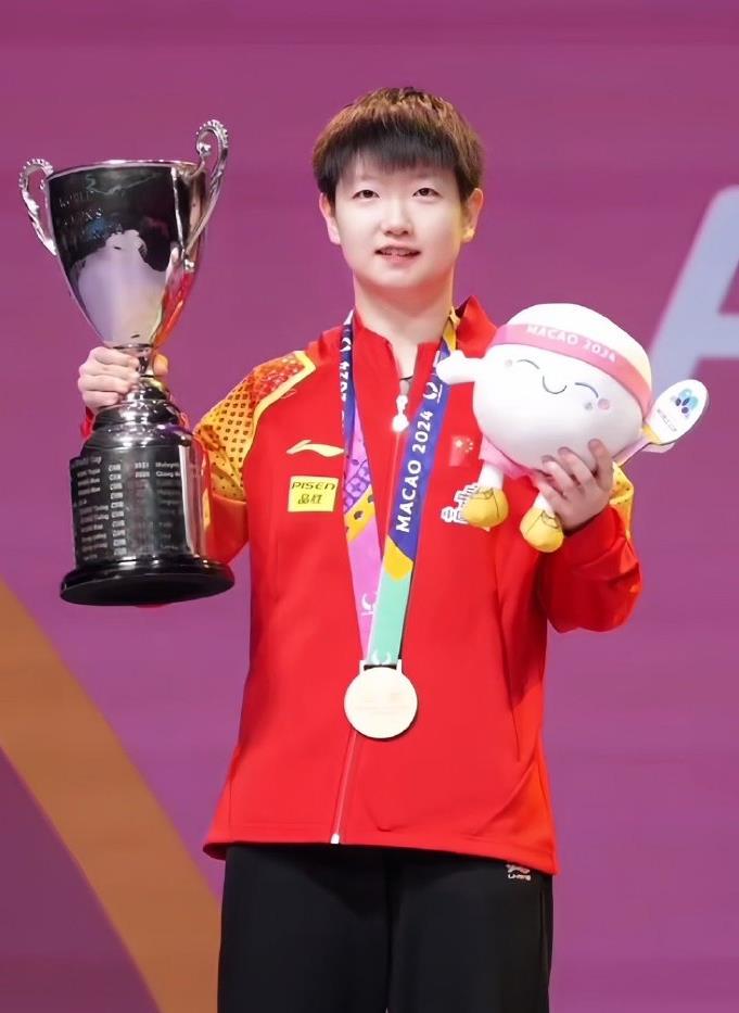 孙颖莎当颁奖嘉宾了