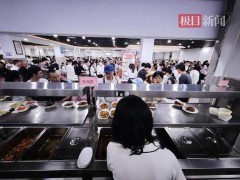 游客挤瘫政府食堂:饭碗都不够用 大家都称赞饭菜很香！