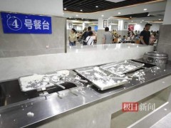 人流爆满！游客挤瘫政府食堂:饭碗都不够用 首日午餐超 3000 名游客涌入 ！（图）