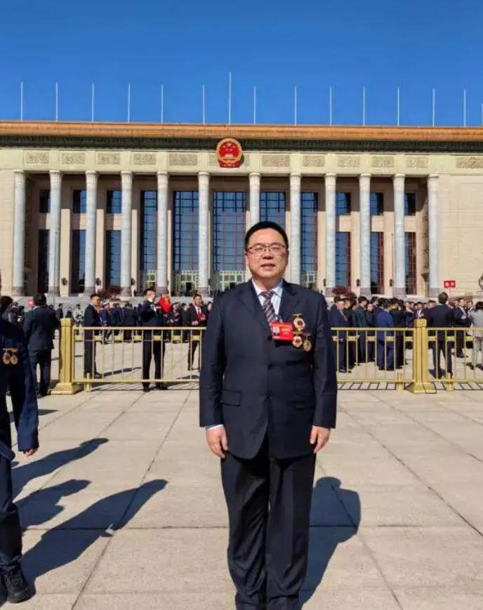 欧洲大停电 中国一电工意外红了
