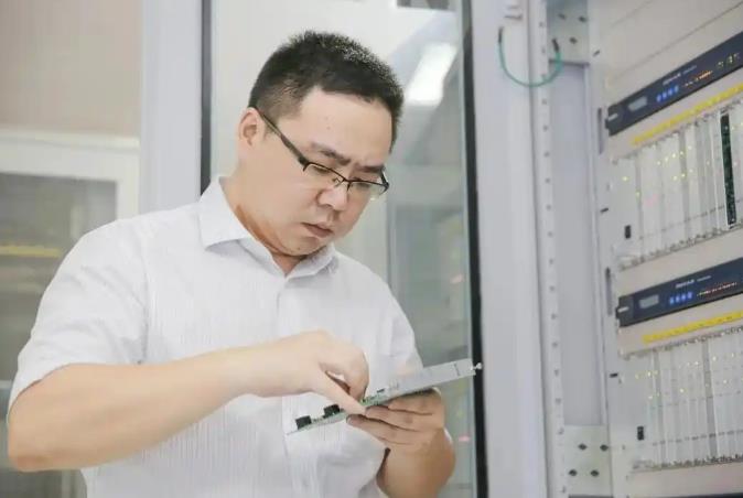 欧洲大停电 中国一电工意外红了