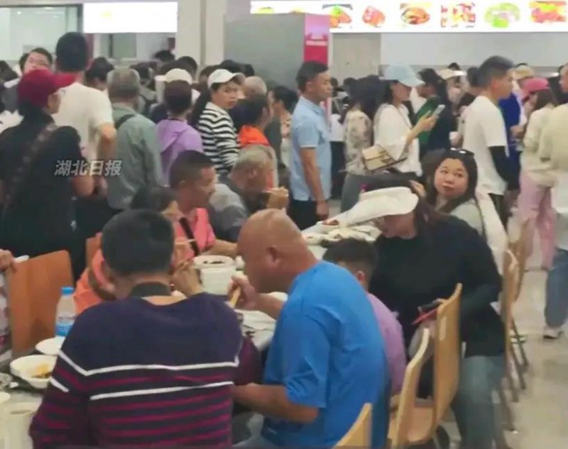 荣昌政府食堂2天接待近2万游客