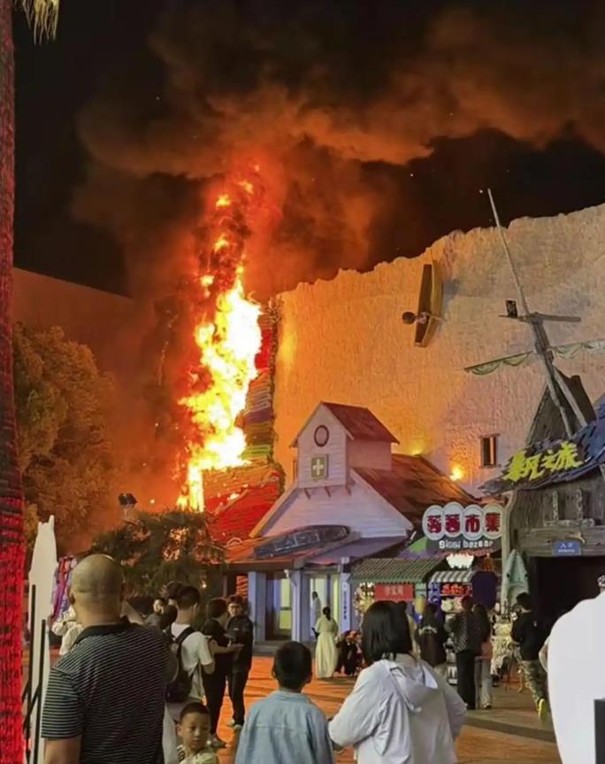 上海欢乐谷失火 游客:还以为是表演