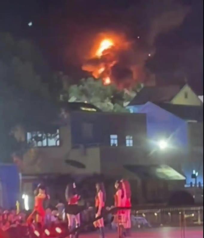 上海欢乐谷失火 游客:还以为是表演