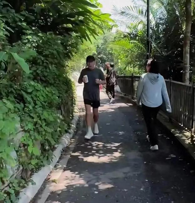 62岁梁朝伟被偶遇 头发花白小腹凸起