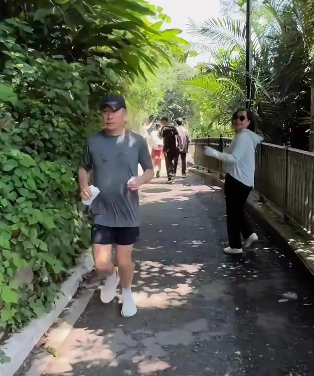 62岁梁朝伟被偶遇 头发花白小腹凸起