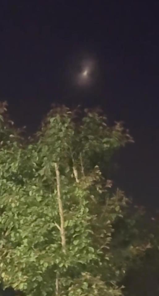 新疆多地现不明飞行物:和月亮一样亮