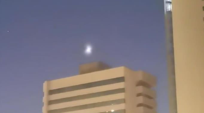 新疆多地现不明飞行物:和月亮一样亮