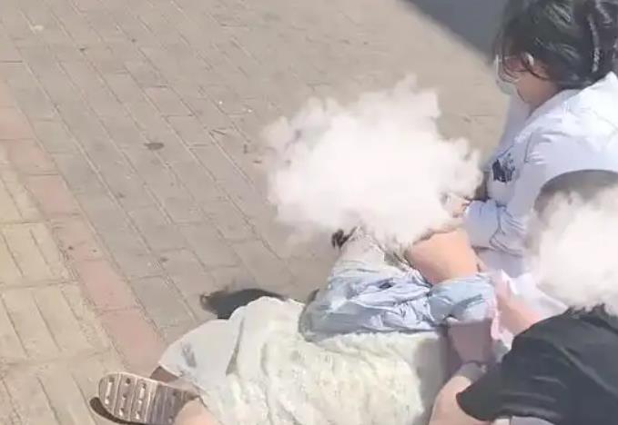 女子被强制带走治疗 医生停职