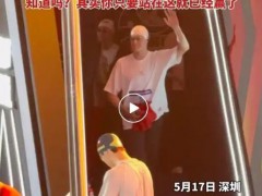 孙杨赛后久久不愿离去 知道吗？你只要站在这里就已经赢了!