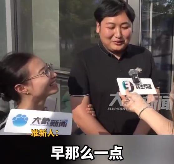 男子为520第一个领证排一夜队 