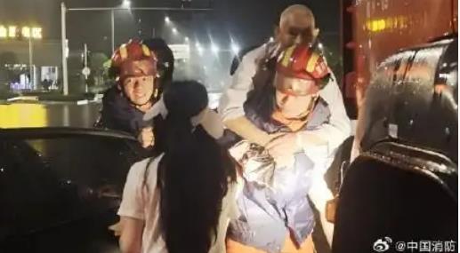 凌晨2点消防员背老人涉水求生