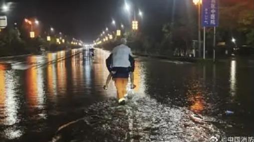 凌晨2点消防员背老人涉水求生