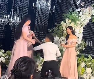 伴郎抢手捧花求婚跪错女友