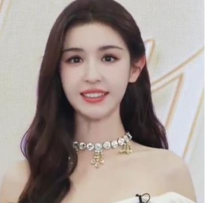 哈妮克孜因为戴眼镜探班被换角