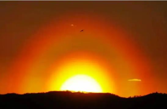 内蒙古现&ldquo;落日彩虹&rdquo; 持续近50分钟