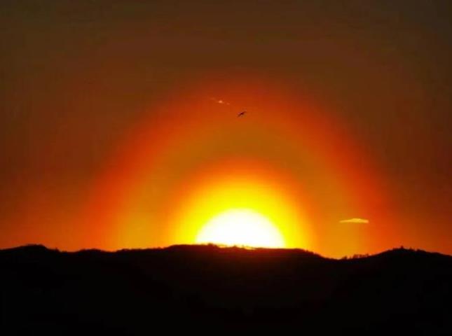 内蒙古现&ldquo;落日彩虹&rdquo; 持续近50分钟