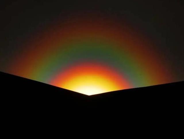 内蒙古现&ldquo;落日彩虹&rdquo; 持续近50分钟