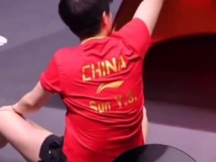 孙颖莎躺下的汗水印出China字样 孙颖莎4-3战胜王曼昱，获得冠军！