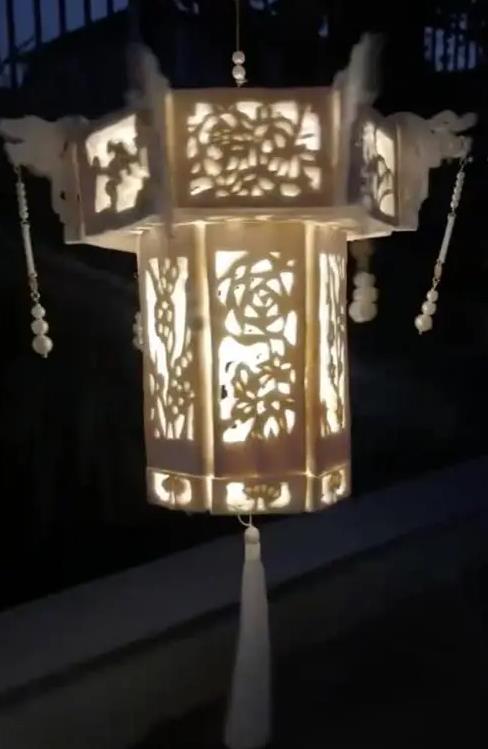 阿姨将墨鱼骨做成仿古&ldquo;六角宫灯&rdquo;