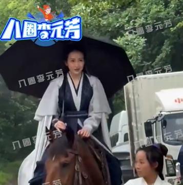 王鸥片场骑马打伞好狼狈 