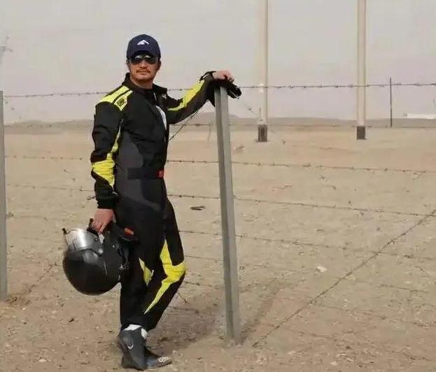 51岁吴京获赛车冠军