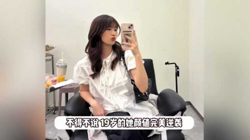 冯小刚女儿高中毕业回国 颜值逆袭