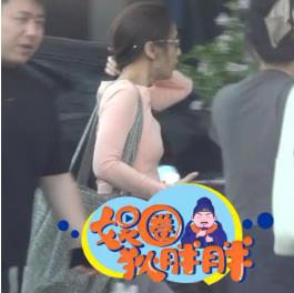 黄圣依健完身逛古玩店 身材凹凸有致