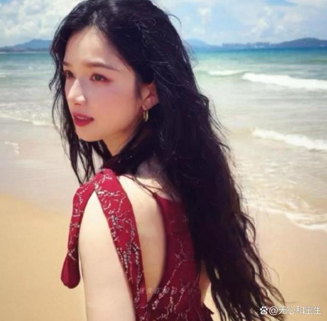 张婧仪黑发红唇港风美人