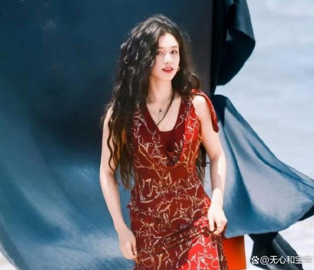 张婧仪黑发红唇港风美人