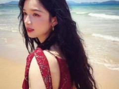张婧仪黑发红唇港风美人 黑发红唇被誉为“港风美人天花板”！