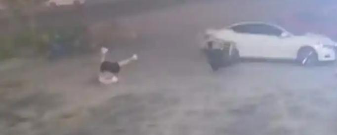 205斤小伙被大风吹倒 头部着地滚翻