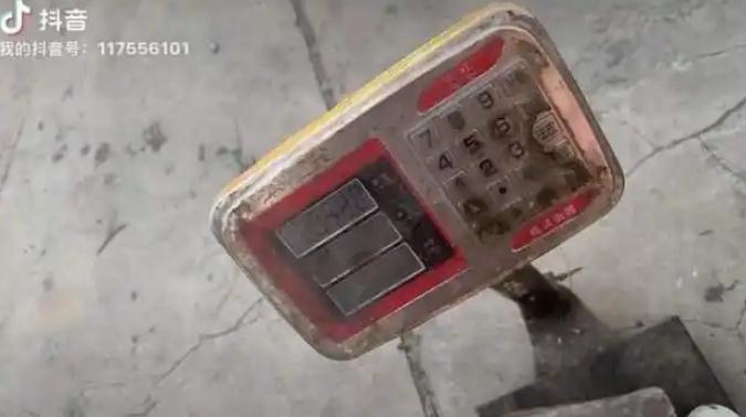 205斤小伙被大风吹倒 头部着地滚翻