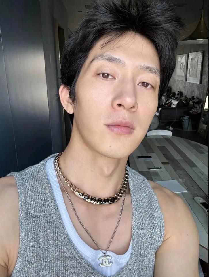 井柏然晒素颜照自称&ldquo;中年男子&rdquo;