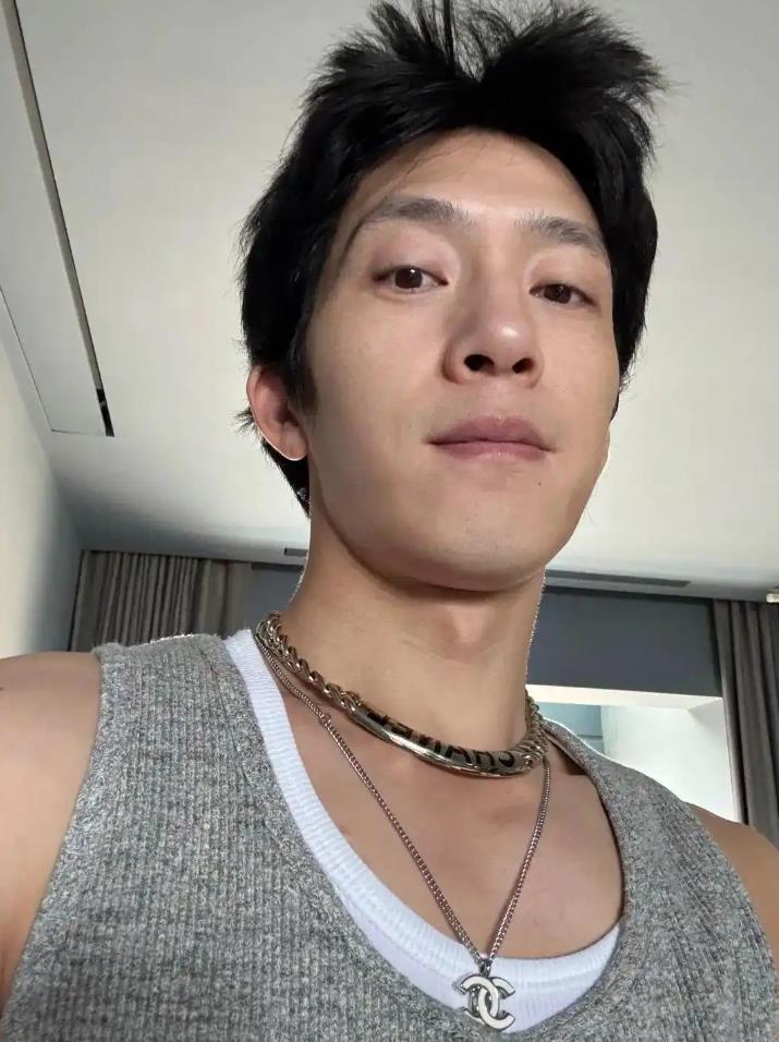 井柏然晒素颜照自称&ldquo;中年男子&rdquo;