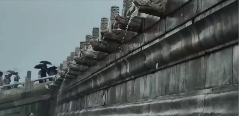 北京暴雨故宫再现千龙吐水