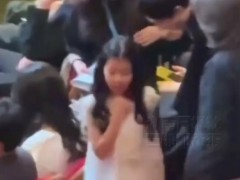 章子怡带9岁女儿醒醒参加上影节 现场画面曝光！