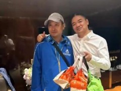 刘强东点外卖 给骑手1000元小费 现场画面曝光！