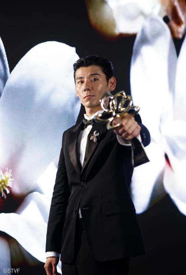 蒋欣获奖关晓彤哭了