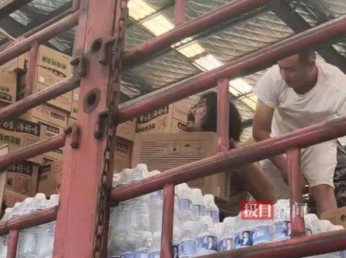 残疾小伙捐19吨物资 账户剩5毛钱