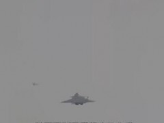 歼20紧急升空逼退外军战机 中国空军捍卫国家主权的坚定决心！