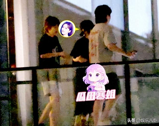 宋佳获奖后开派对 秦岚喝多走路踉跄