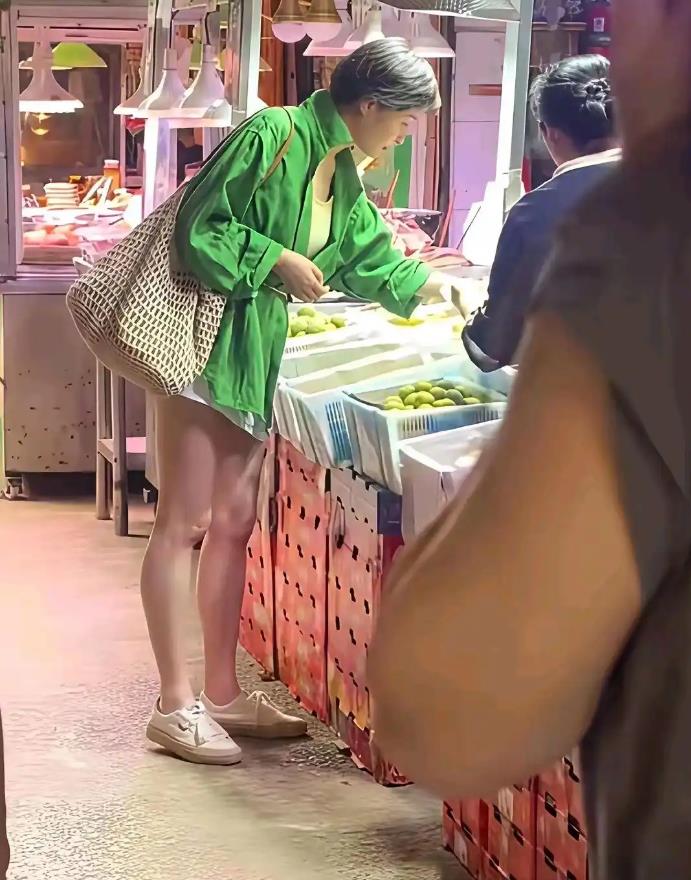 演员吴越逛菜市场被偶遇