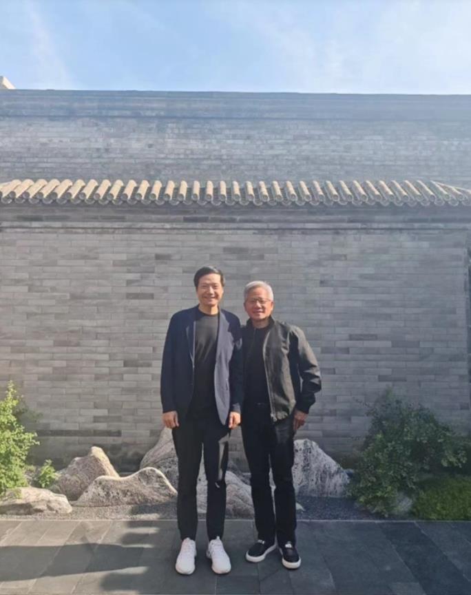 黄仁勋与雷军合影