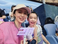 董璇官宣再婚后首现身 董璇全程笑容满面，身穿休闲装束！
