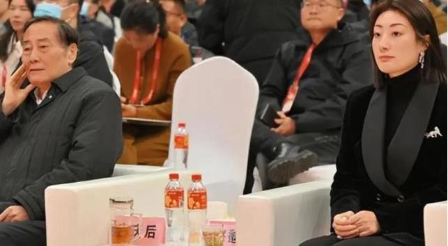 宗庆后去世时捧灵牌骨灰者为宗继昌