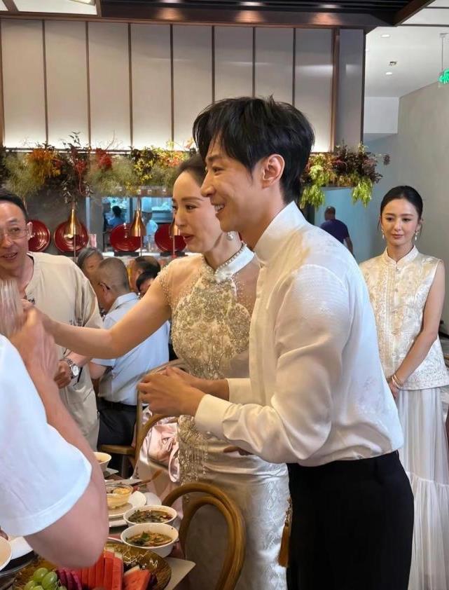 董璇婚宴和佟丽娅合照
